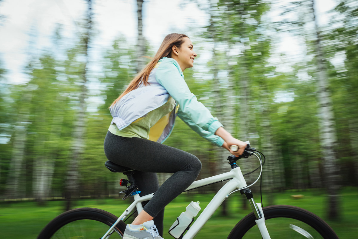 mujer en bicicleta